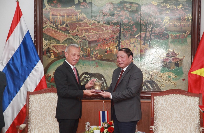 Bộ trưởng Bộ VHTTDL Nguyễn Văn Hùng tặng quà lưu niệm cho Bộ trưởng Du lịch – Thể thao Thái Lan.
